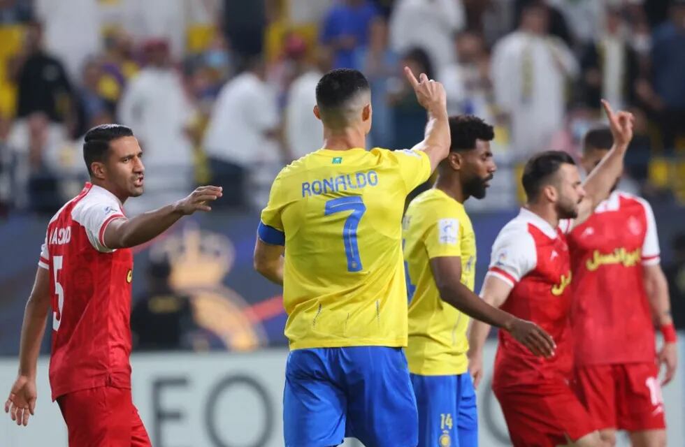 El astro portugués, Cristiano Ronaldo, le hace seña al árbitro que no fue infracción ni penal, en el partido que empataron sin goles los equipos, Al Nassr y Persepolis.