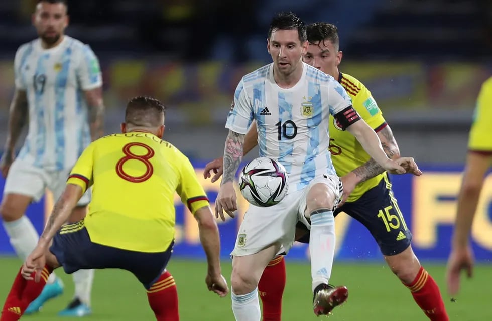 Lionel Messi domina el balón ante dos jugadores colombianos. / Gentileza.