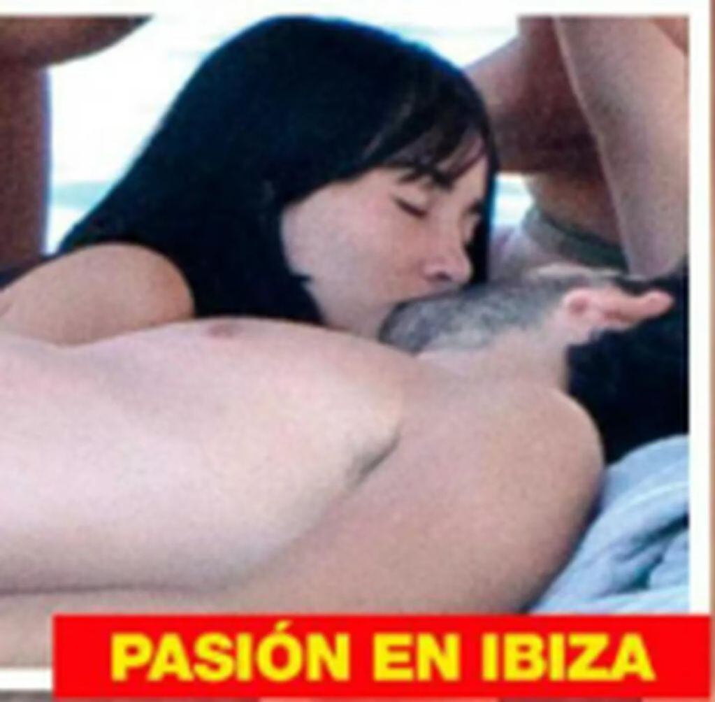El beso que confirma el romance de Sebastián Yatra y Aitana. (Captura Revista 10 minutos)