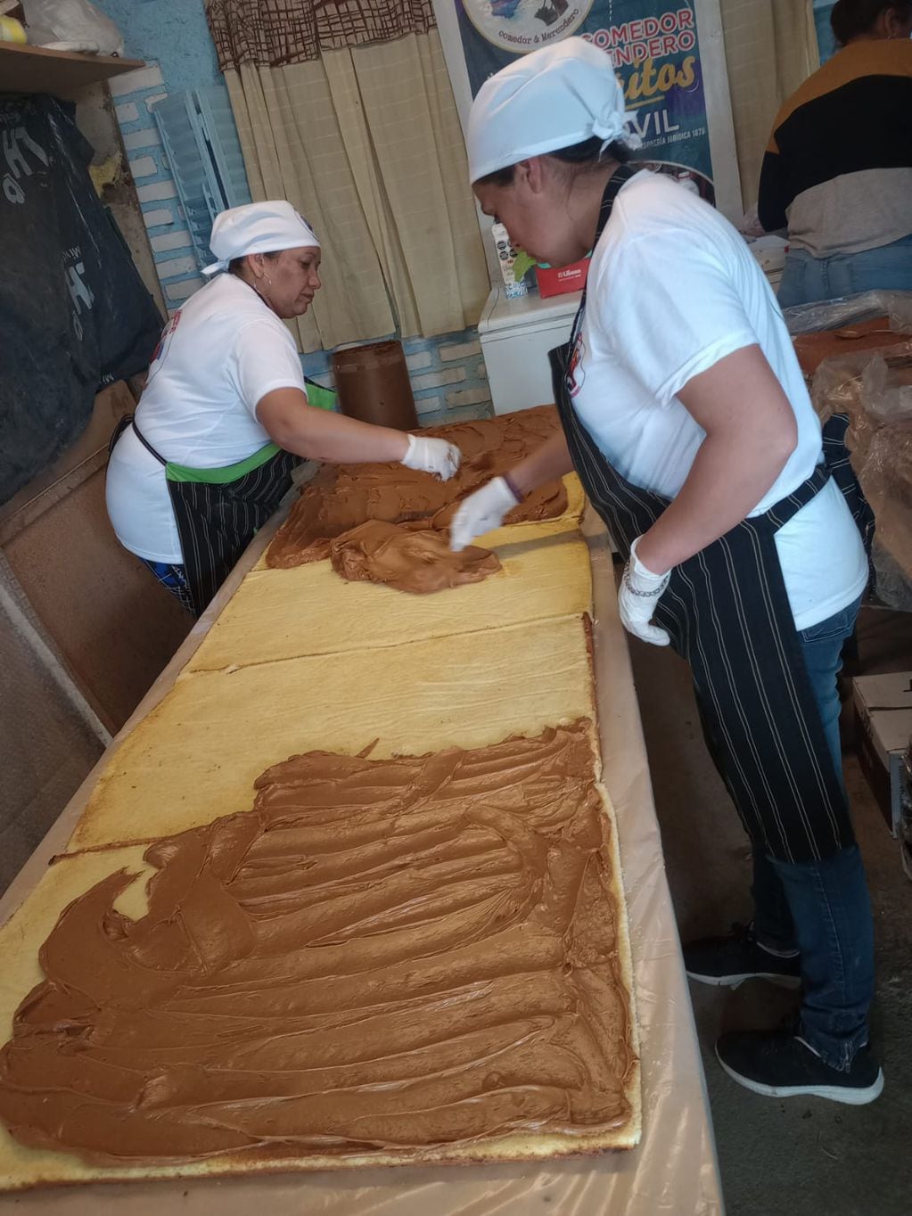 Directo al libro de récords: un comedor de Las Heras preparó una torta de 7 metros y 750 kilos para el Día del Niño. Foto: gentileza Gabriela Carmona.