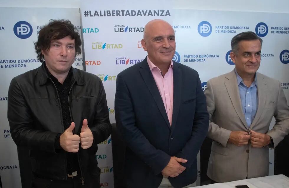 El excandidato presidencial José Luis Espert, junto a Javier Milei y el mendocino Luis Rosales dieron una conferencia de prensa en la sede del PD en la ciudad de Mendoza.