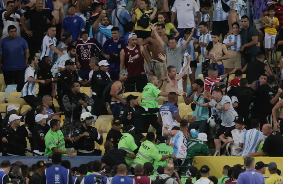 La policía brasileña y los hinchas argentinos se enfrentaron antes del inicio del partido. Foto: Gentileza