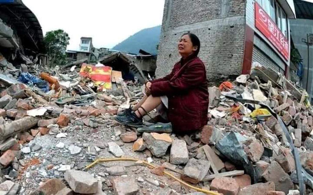 El Gobierno chino intensificó el trabajo de ayuda ante desastres en las provincias noroccidentales de Gansu y Qinghai, luego del terremoto de magnitud 6,2 registrado en la medianoche del lunes que causó más de 100 muertos. Foto: redes. 