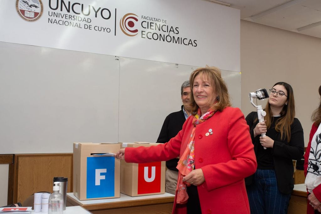 Se realizan las elecciones en la Universidad Nacional de Cuyo 2022. Esther Sánchez candidata a rectora emite su voto.  Prensa UNCuyo