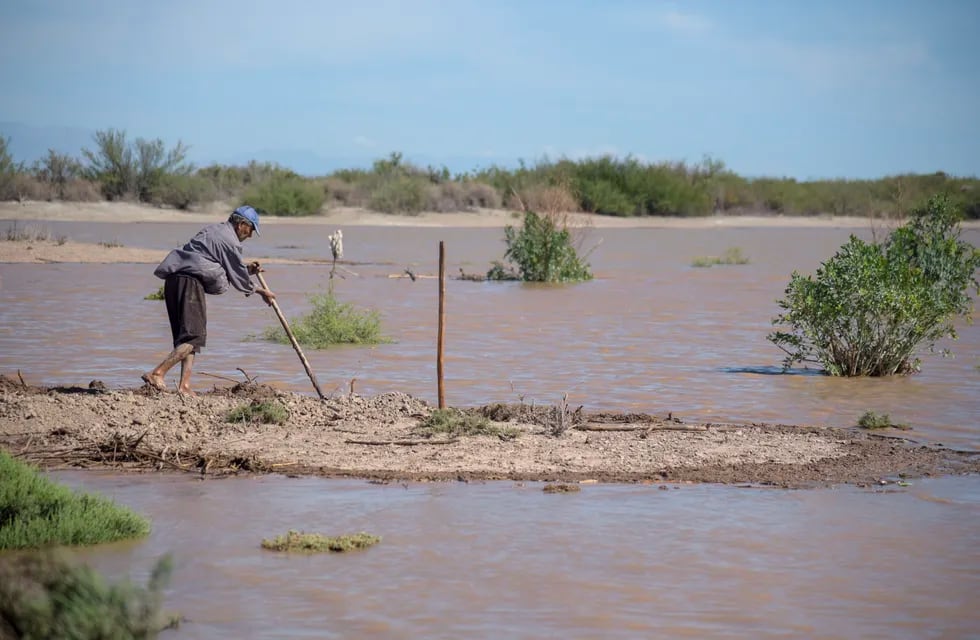 El río Mendoza, alimentado por las subcuencas de Horcones y Tupungato, experimentó un aumento significativo en su caudal, llevando consigo la esperanza de un respiro para los pobladores locales. Foto: Archivo.