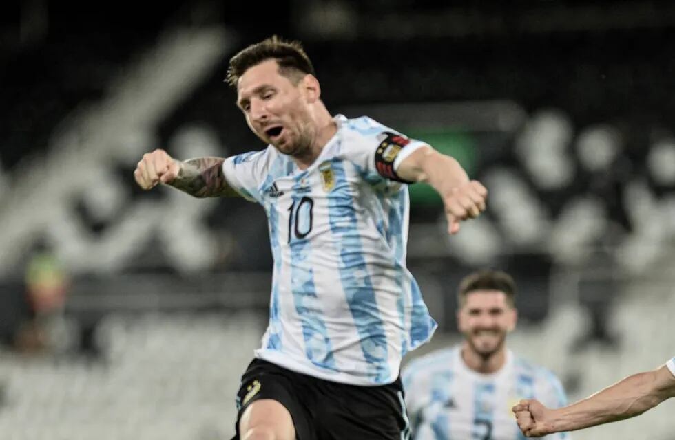 La celebración de Messi tras su golazo de tiro libre ante Chile. (AP)