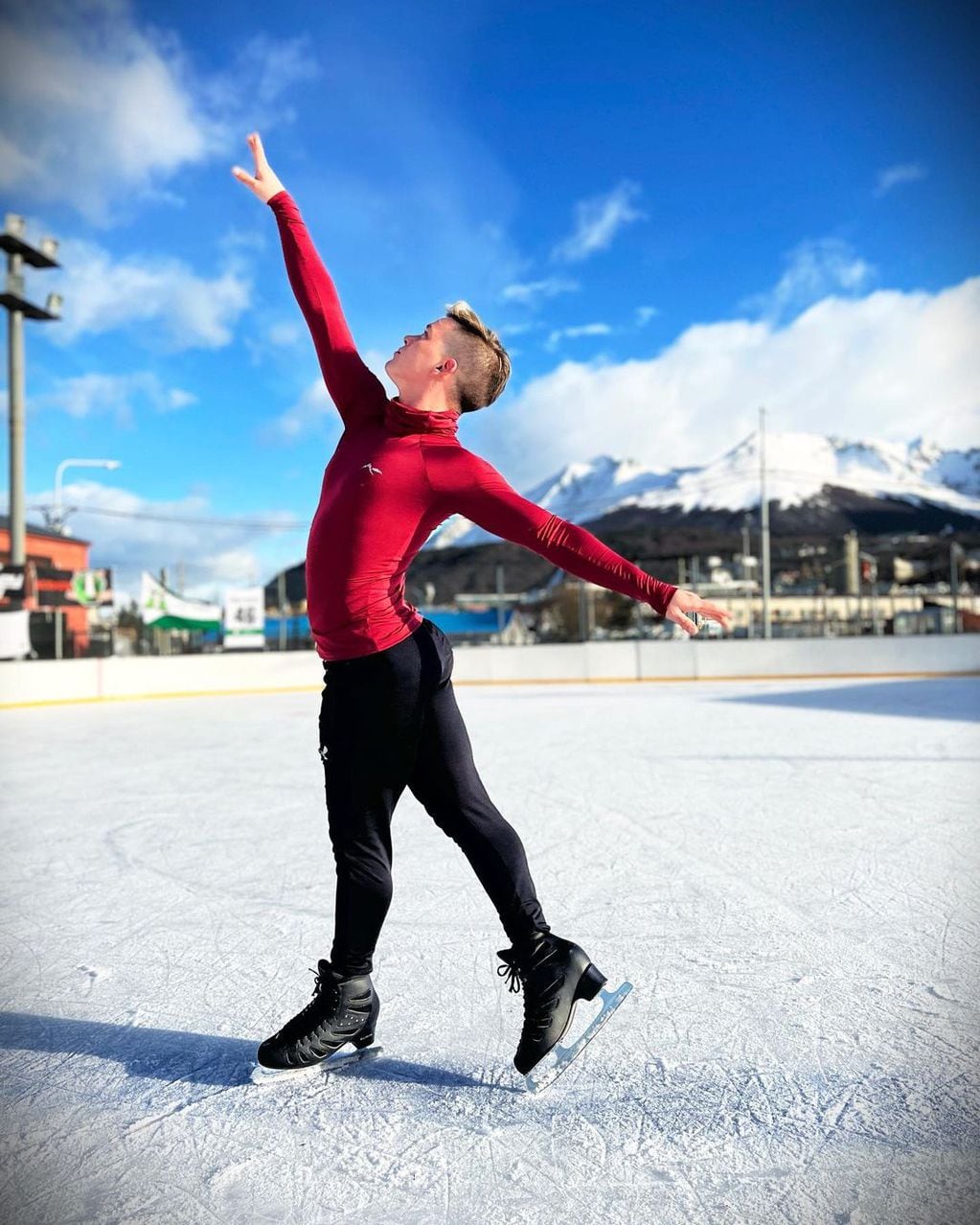 Lucas Benvenuto se refugió en el deporte y hace patinaje artístico. 