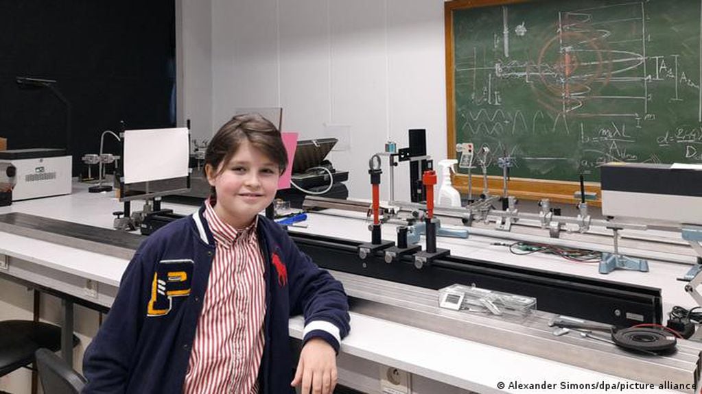Un nene se graduó como físico a los 11 años.