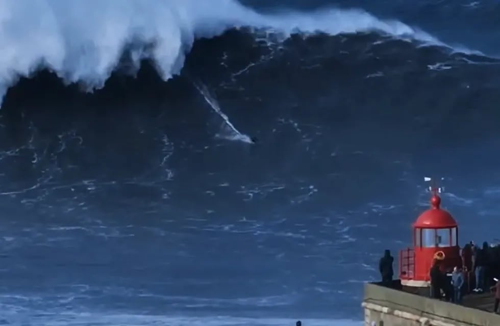 Un surfista se enfrenta a una ola de más de 28 metros - Captura de video