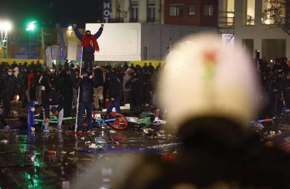 Brussels (Belgium), 27/11/2022.- Aficionados de Marruecos chocan con la policía antidisturbios en las calles de Bruselas, Bélgica, después del partido de fútbol del grupo F de la Copa Mundial de la FIFA 2022 entre Bélgica y Marruecos en el Estadio Al Thumama en Doha, Qatar. Foto: EFE/EPA/STEPHANIE LECOCQ