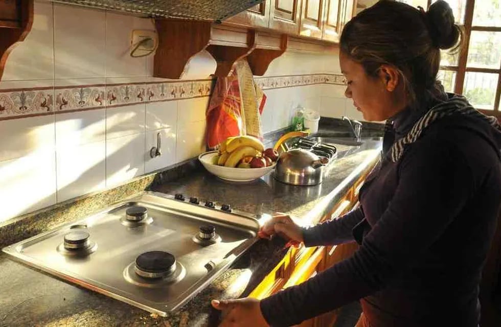 Con asignaciones incluidas, una trabajadora doméstica debería cobrar más de $66.700 en noviembre por cuatro horas diarias de "cuidar niños" (La Voz /Archivo).
