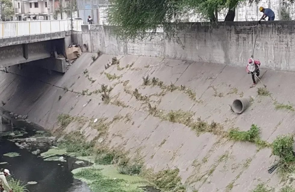 Un grupo de jóvenes estaba teniendo relaciones sexuales debajo del puente de un canal ubicado en la Ciudad de Salta.