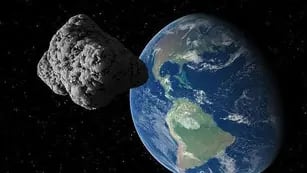Por un pelo. Hoy a las 16.24, hora argentina, el asteroide pasará sobre Indonesia. La Nasa dice que no es posible que impacte en la Tierra (Fotomontaje de La Nasa).