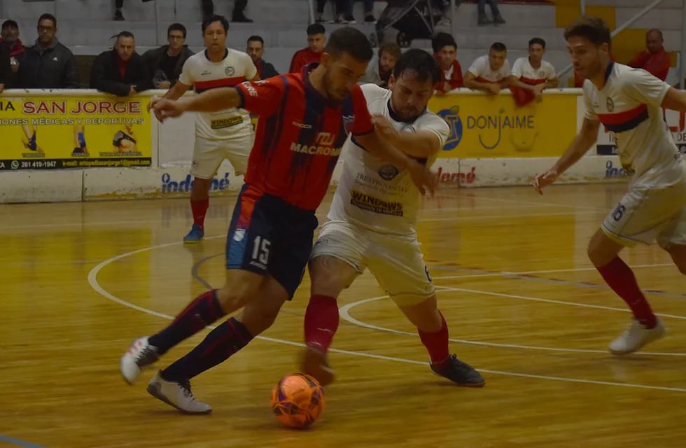 Por la Primera A, Andes Talleres y el Club Mendoza de Regatas, igualaron 2-2. / Gentileza: Futsal de Primera.