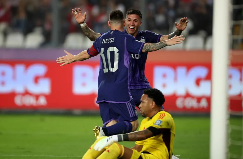 Lionel Messi celebra su primer gol con Enzo Fernández en el estadio Nacional de Lima. EFE / Paolo Aguilar