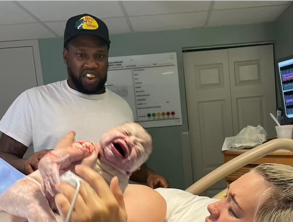 Su novia mostró en facebook su tremenda expresión mientras participaba del parto de su tercer  bebé