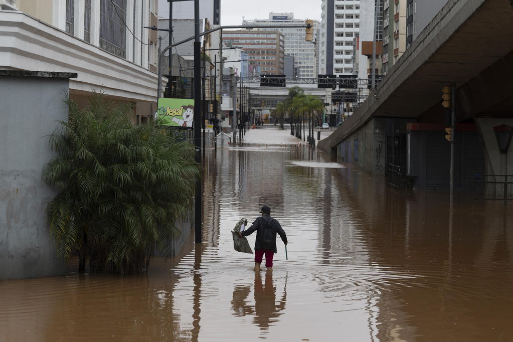 Un hombre camina por las calles inundadas este viernes, en el centro de la ciudad de Porto Alegre.