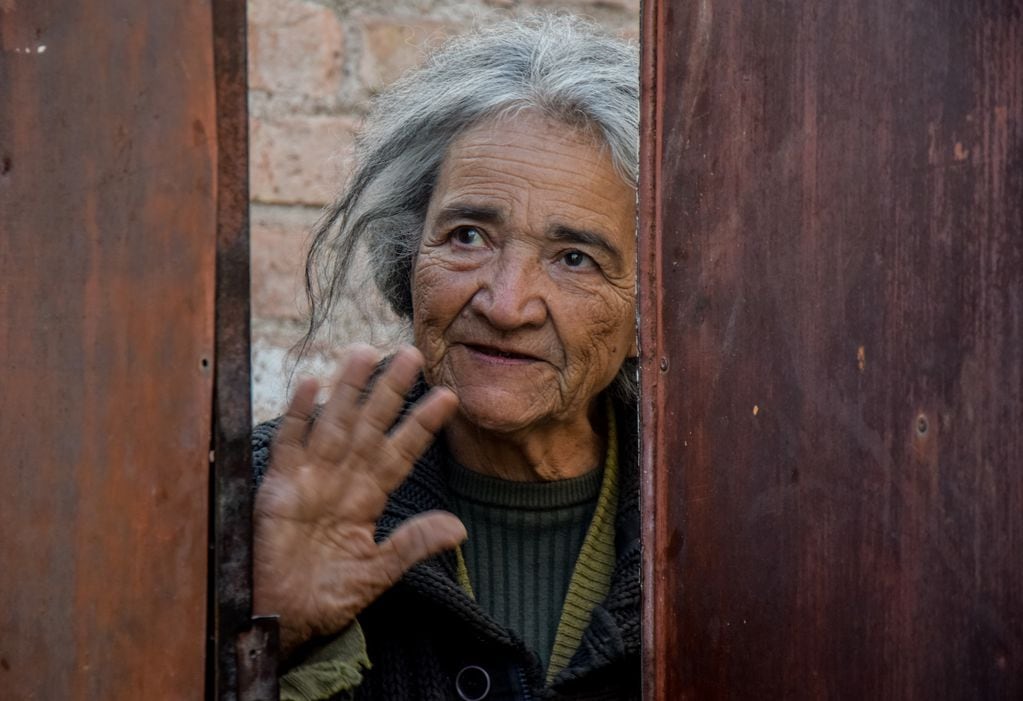 Marta, la mujer que “saluda” a todos en la ciclovía y su foto que emocionó y movilizó a los mendocinos. Foto: Gentileza Juan Ignacio Blanco.
