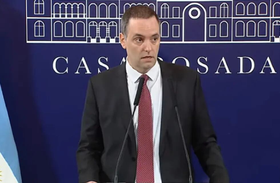 El vocero Manuel Adorni anunció que el Gobierno suspende la pauta oficial a medios durante un año (Captura de video)