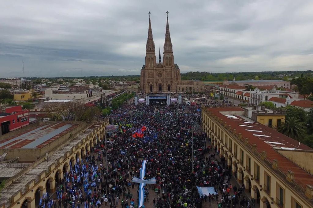 En 2020, una misa por "pan, paz, techo y trabajo" en Luján congregó a buena parte de la dirigencia oficialista. Foto: Web