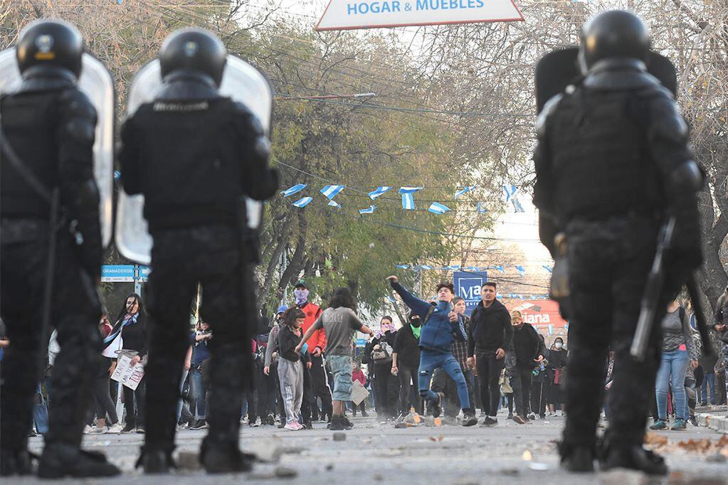 Algunos manifestantes se enfrentaron con la Policía en la desconcentración. Los uniformados tiraron gas lacrimógeno. Foto: José Gutiérrez/ Los Andes