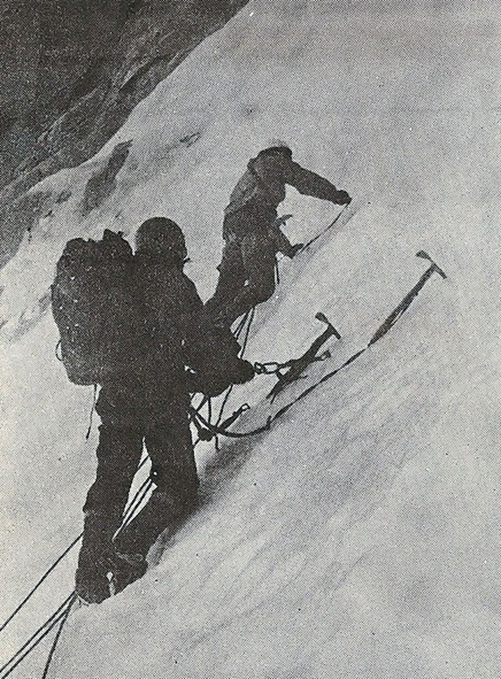 El destacado escalador Guillermo Vieiro junto a otro montañista.