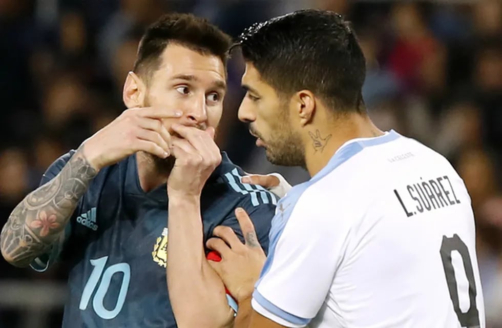 El clásico rioplatense en Copa América y duelo de amigos: Messi contra Suárez, ex compañeros en el Barcelona.