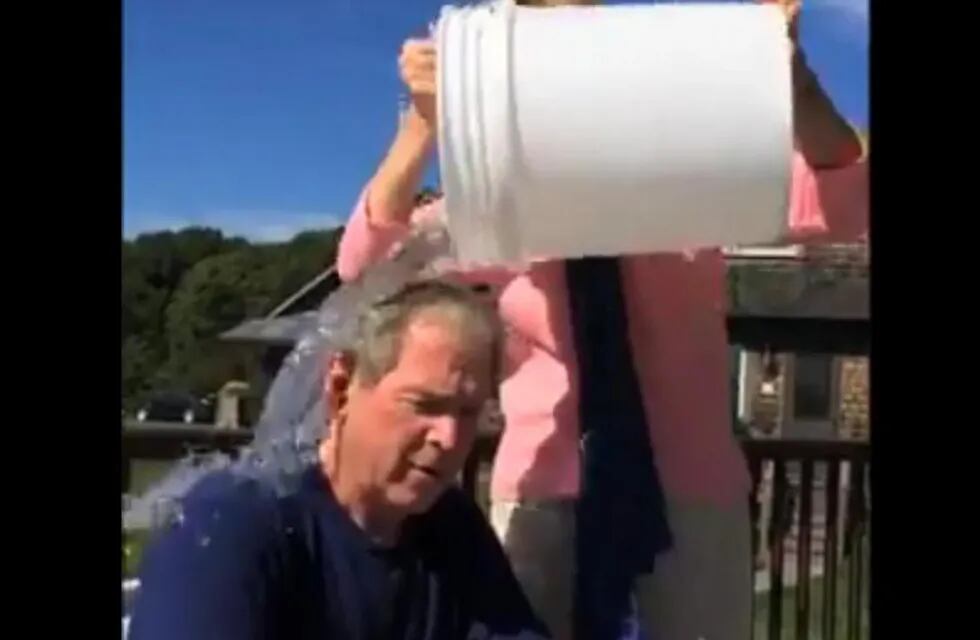 Video: George Bush se sumó al reto del balde de agua y desafió a Bill Clinton