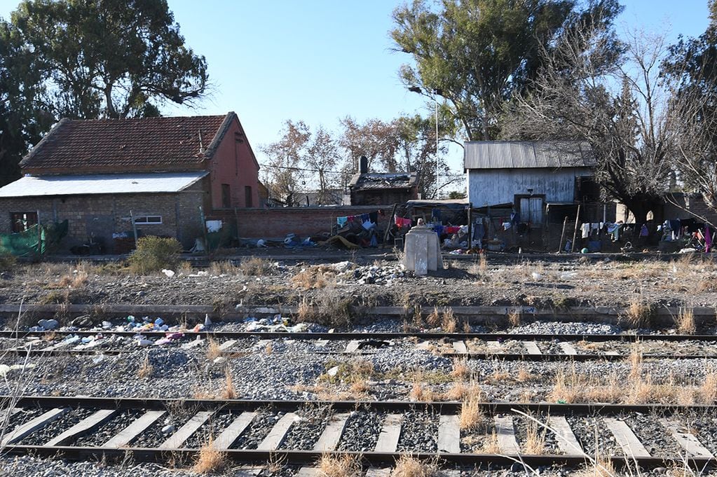 Actualmente la estación del ferrocarril de Fray Luis Beltrán está usurpada. Foto: Marcelo Rolland / Los Andes