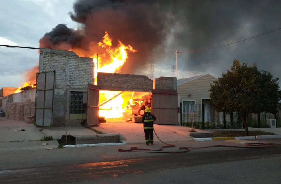 Susto por el incendio en una carpintería en San Carlos. Foto: El Cuco Digital