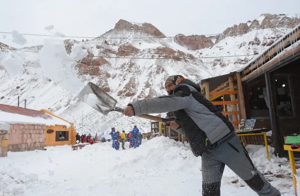 Luego de un invierno seco, la nieve llegó a la Alta Montaña y los mendocinos y turistas aprovecharon. / Claudio Gutiérrez