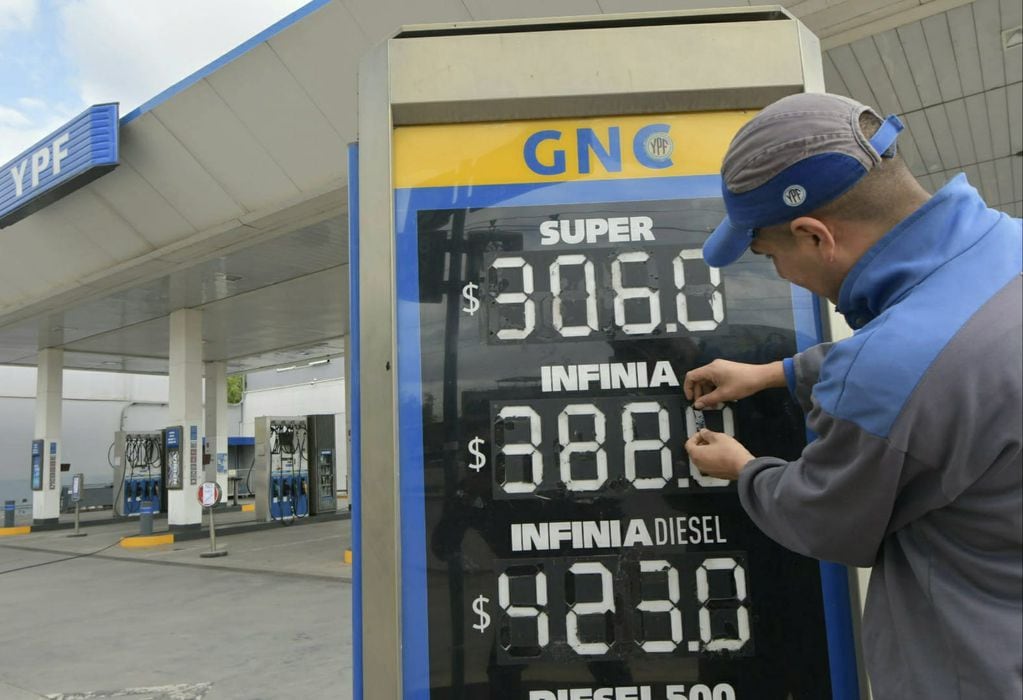 Tras la escasez, las petroleras aumentaron los precios de los combustibles (Orlando Pelichotti / Los Andes)