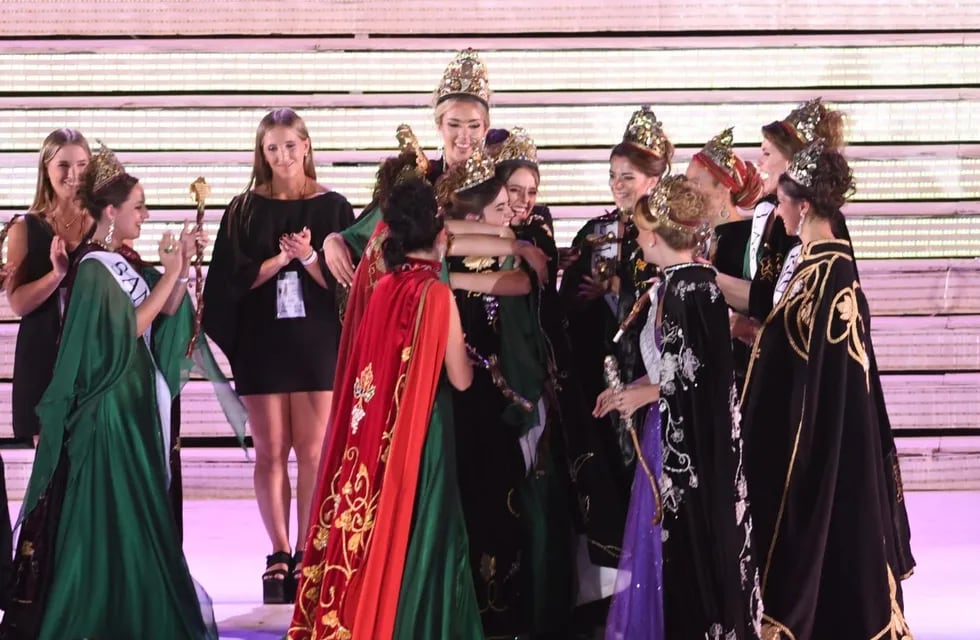 La nueva Reina, Ana Laura Verde, y la flamante Virreina, Gemina Navarro, se abrazan y sonrien emocionadas al ser electas como nuevas soberanas de la Vendimia. Foto: Marcelo Rolland / Los Andes