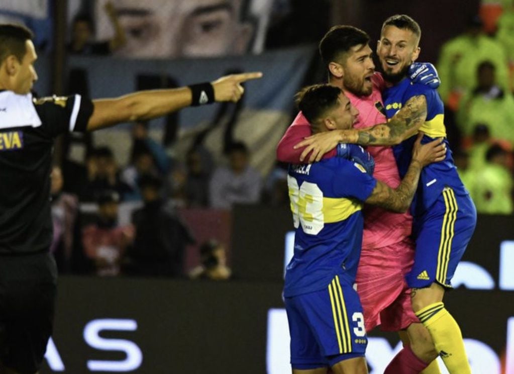 Agustín Rossi, Alan Varela y Darío Benedetto, celebran la clasificación de Boca a la final de la Copa LPF