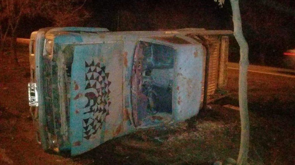 Desconocidos intentaron decapitar un busto de Kirchner, pero vandalizaron la camioneta de su propietario.