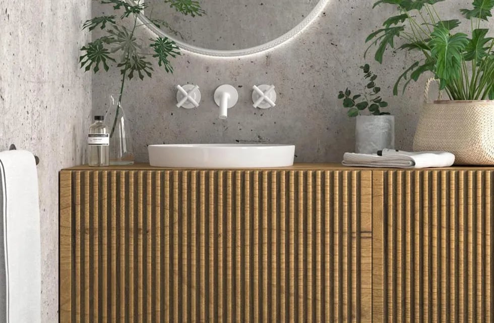 Distinguido. Incorporar muebles de madera natural al baño otorga elegancia y personalidad al ambiente.