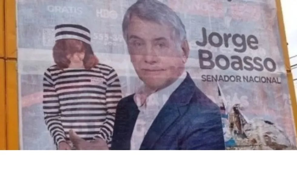 Jorge Boasso empapeló as calles con el afiche de Cristina vestida como presa.