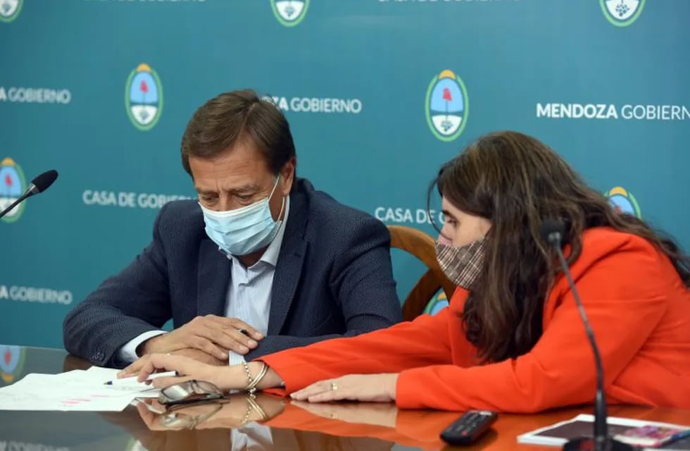 Suarez y su ministra de Salud, Ana María Nadal.