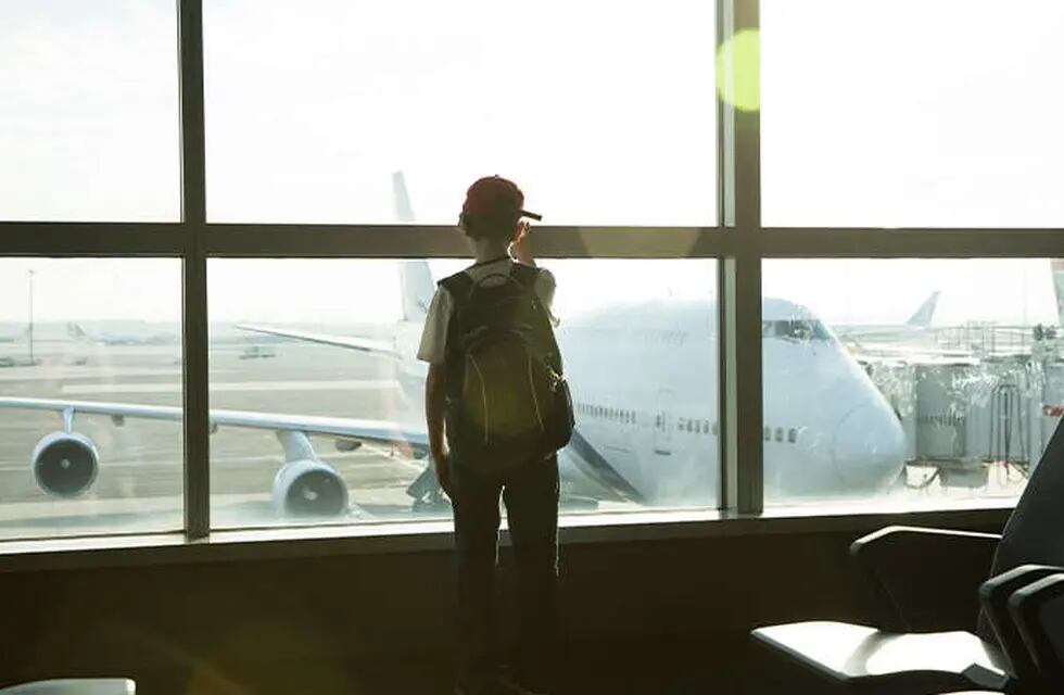 Una aerolínea le prohibió viajar a un niño por un detalle en su remera  - Imagen ilustrativa / Aiircdn