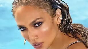 Jennifer Lopez presentó nueva tema con unas postales en el agua que la rompen.