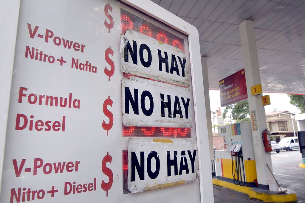 Noviembre empezó con incrementos cercanos al 10% en las estaciones de servicio, mientras siguen las quejas por faltantes y largas filas para cargar nafta y gasoil. Foto: Orlando Pelichotti / Los Andes