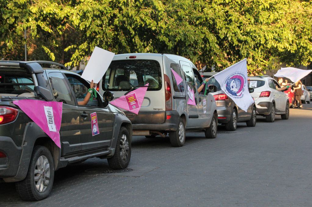 En una caravana de autos, con pañuelos y carteles marcharon cientos de personas para pedir por las víctimas de violencia de género y las mujeres que fallecieron asesinadas.