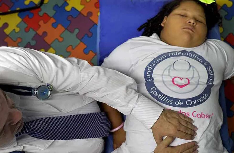 Dana Carolina García tiene 8 años, pesa 90 kilos y recibirá ayuda de una ONG