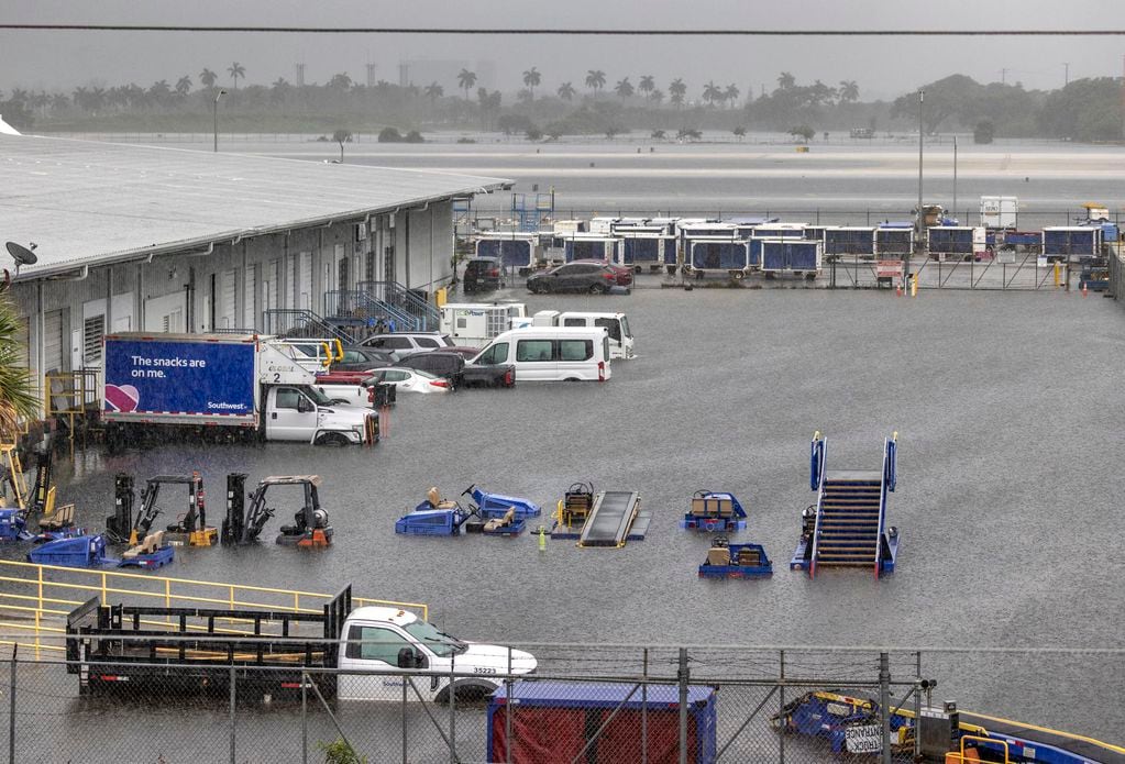 Los vehículos del aeropuerto están varados en el Aeropuerto Internacional de Fort Lauderdale en Fort Lauderdale, Florida. Foto: EFE/EPA/CRISTOBAL HERRERA-ULASHKEVICH