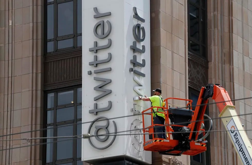 La red social Twitter, ahora llamada X, retiró el cartel de sus oficinas centrales en San Francisco. EFE.