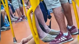 En pleno brote de viruela del mono, fotografiaron a una persona infectada viajando en el metro de Madrid