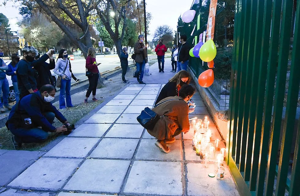 La manifestación fue convocada a nivel nacional. Ayer por la tarde la puerta del Magisterio acumuló velas encendidas, carteles y globos para visibilizar el pedido. / Foto: Mariana Villa / Los Andes