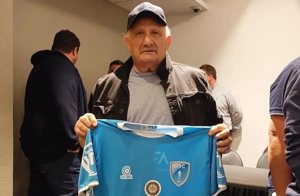 Carlos César Sperdutti volvió a Gutiérrez, después de muchos años en el Deportivo Maipú, con la misión de llevarlo de regreso al Federal A. / Foto: Emma Rodríguez.