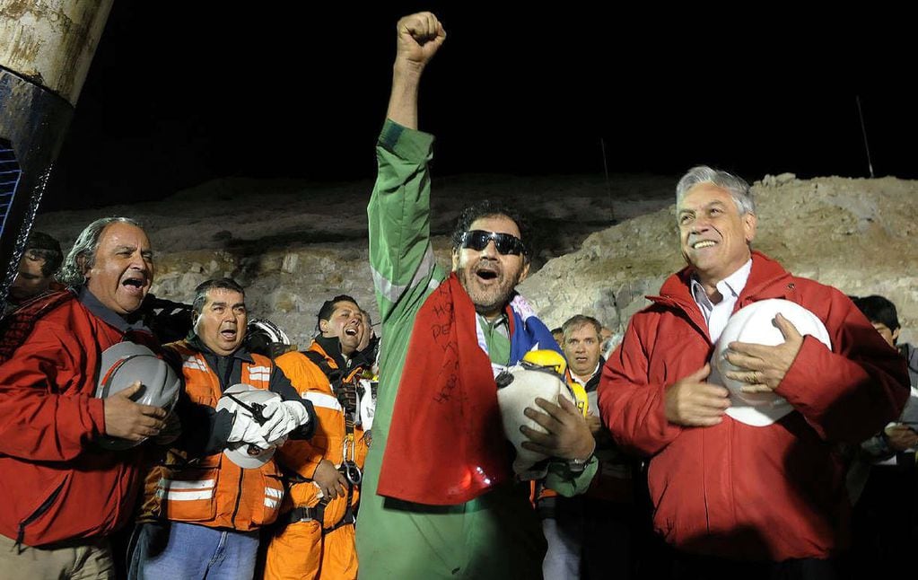  El entonces presidente Piñera junto al último minero rescatado Luis Urzúa el 13 de octubre de 2010.