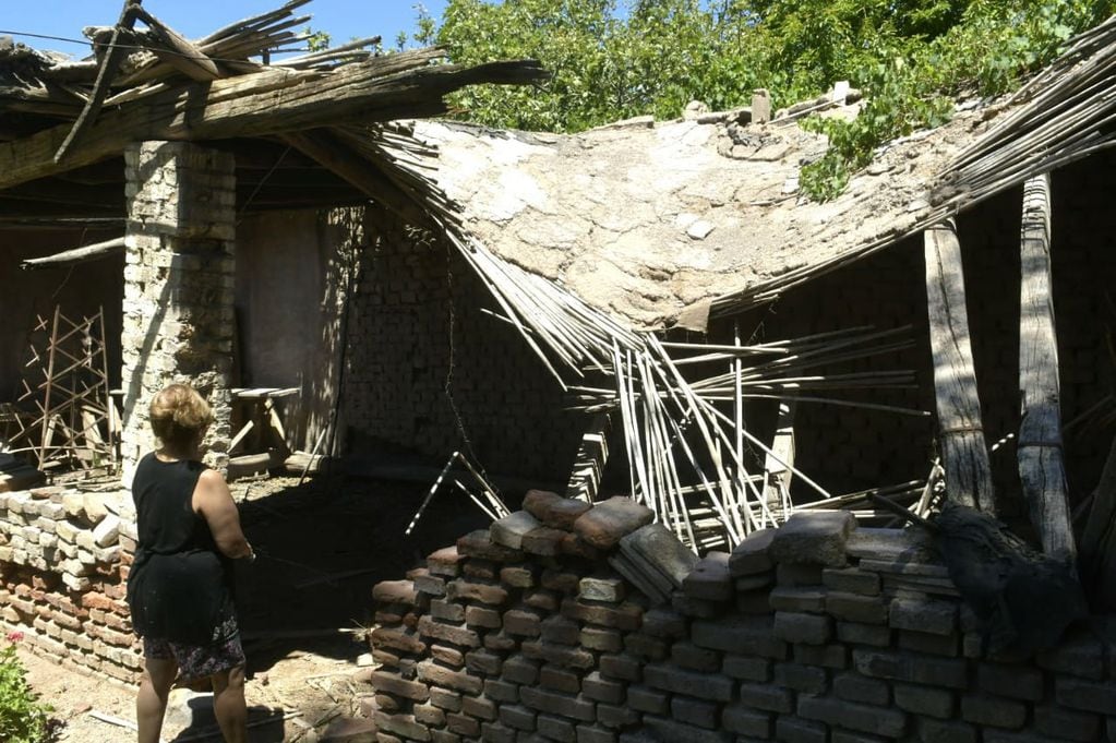 La parte trasera de la vivienda sufrió daños totales. / Orlando Pelichotti - Los Andes.